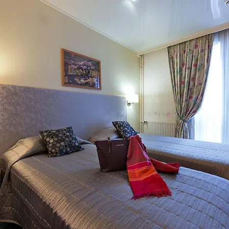 ホテル オテル ハーベイ パリ